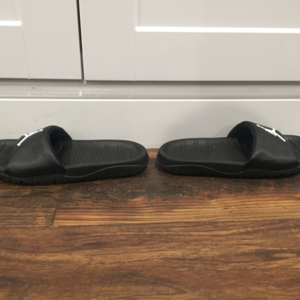 Jordan slides - Picture 3 of 4